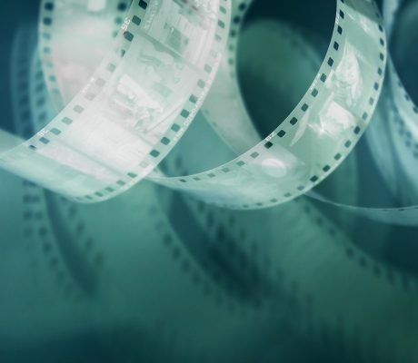 日韩电影制作现场幕后照片，导演和摄影师在片场讨论分镜，专业摄影设备环绕，画面展现电影工业的专业感